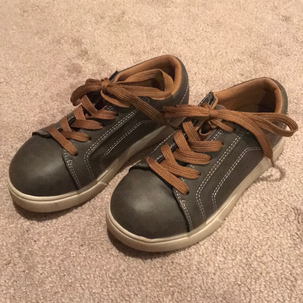 Boys brown shoes, size 1